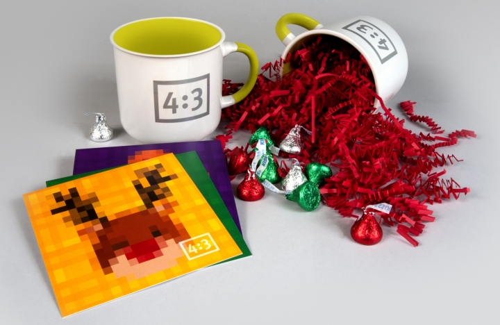 4x3 mugs displayed with Hersey Kisses and pixel thank you cards